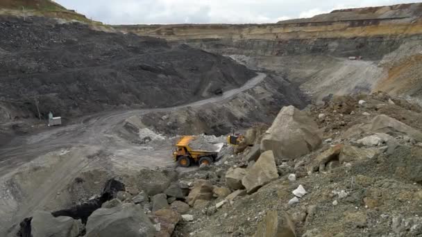 Kohlebergwerk. Bagger verlädt Erdreich im Steinbruch in einen großen Kipper — Stockvideo
