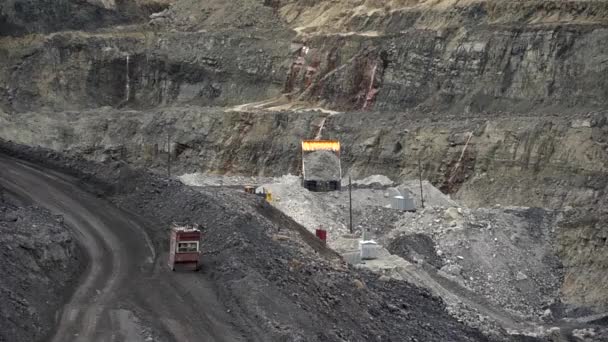 夏, 2020 -沿海地方,ロシア-炭鉱.ダンプトラックは採石場に土をダンプします — ストック動画