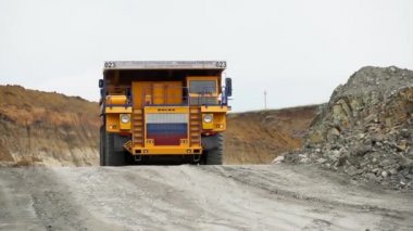 2020 yazında, Primorsky Bölgesi, Rusya 'nın yukarısında. Sarı bir Belaz, arka planda toprak dolu bir cesetle taş ocağının içinden geçiyor.