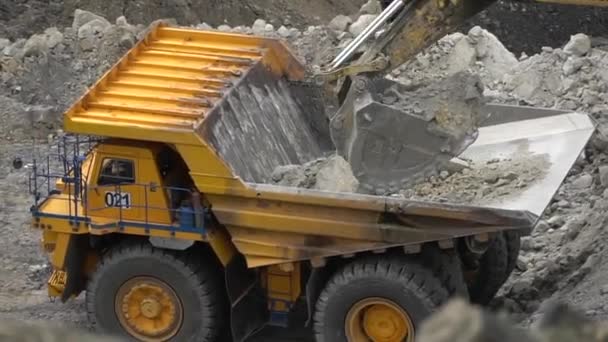 Nyár, 2020 - Oroszország - Nyílt kút a szénbányászathoz. A kotrógép talajt pakol egy szénbánya szemétszállító kocsijába. — Stock videók