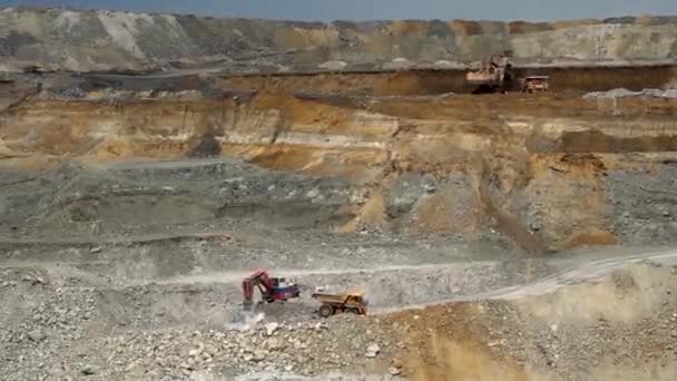 2020 yazında Rusya kömür madenciliği için açık bir çukur. Kazıcı kömür madenindeki bir çöp kamyonuna toprak yüklüyor. — Stok video