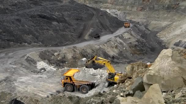 Verão, 2020 - Rússia - poço aberto para mineração de carvão. Escavadeira carrega solo em um caminhão de descarga em uma mina de carvão — Vídeo de Stock