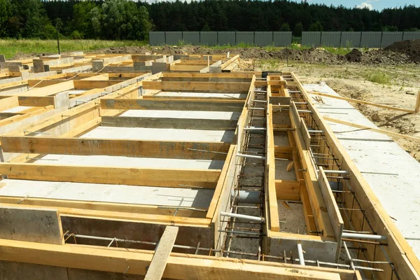 Production of the concrete base under the house with use of a removable timbering