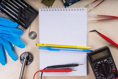 Multimetre, araç ve el aletleri elektronik montaj için lehim.