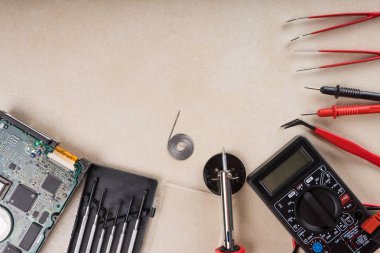 Multimetre, araç ve el aletleri elektronik montaj için lehim.
