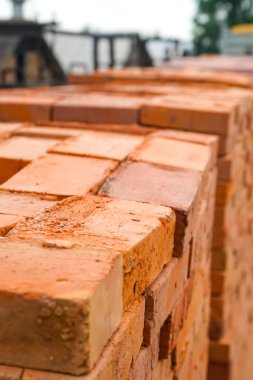 Kırmızı kil tuğla üzerinde ahşap palet dizilir. Kil tuğla imalatı. Kopya alanı