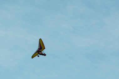 Uçurtma üzerinde hafif bulutlu bir arka plan mavi gökyüzü. Bir gyroplane uçan. Kopya alanı.