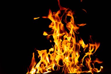 Gece geç saatlerde ızgara kömürlerin yanma gelen yangın alevleri. Kopyala Yapıştır.