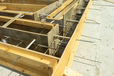 Evin altında temel beton üretim çıkarılabilir bir kereste kullanımı ile