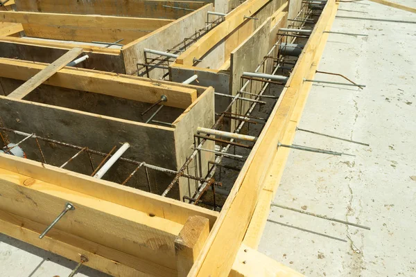 Production of the concrete base under the house with use of a removable timbering