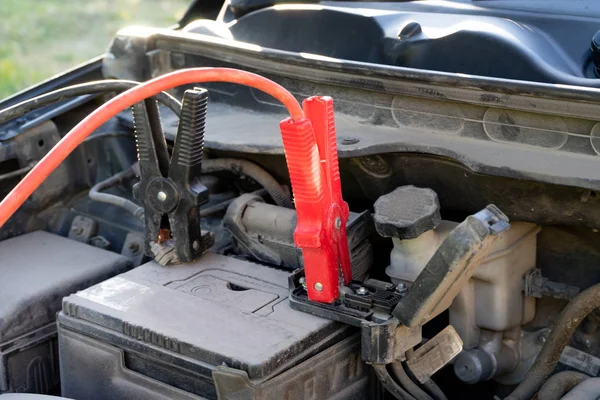 Cabos Jumper Bateria Carro Com Grampos Cobre Ligados Aos Terminais — Fotografia de Stock