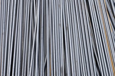 Heavy metal takviye çubukları periyodik profil doku ile yığını. Çelik konstrüksiyon armatür kadar kapatın. Endüstriyel arka plan kavramı.