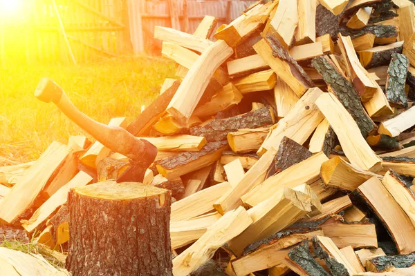 Hacha Masiva Atascada Talón Haya Con Bloques Madera Como Fondo — Foto de Stock