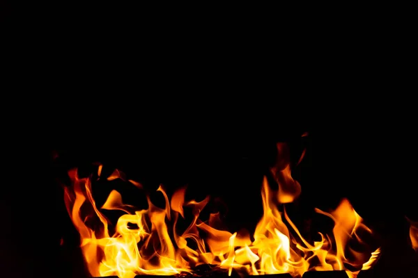 火从燃烧煤在烧烤在深夜的火焰 复制粘贴 — 图库照片