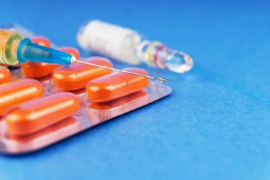 Bir blister, yazılı tıbbi hazırlık bir şırınga ve bir ampul bir ilaçlar ile tablet. Uyuşturucu. Uyuşturucu. İlaçlar. Macrophotography. Kopya alanı