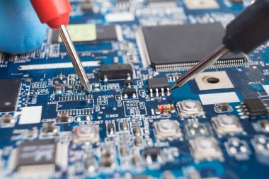 Test probları çip terminallerinin dokunma.
