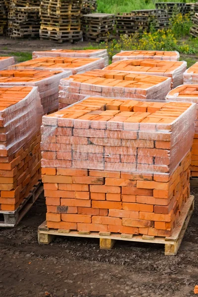 Vörös Agyag Téglák Vannak Halmozva Fából Készült Raklapok Agyag Téglák — Stock Fotó