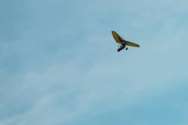 挂滑翔机在背景蓝天与轻的云彩 飞旋翼机 复制空间 — 图库照片