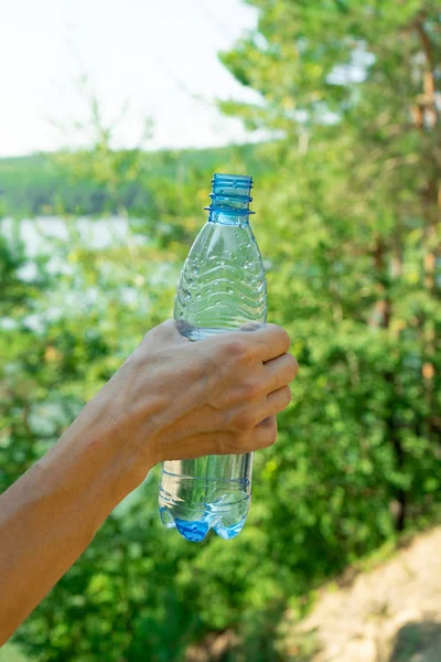 Genç kadın sabah koşuya sonra içme suyu. Kopyala Yapıştır.