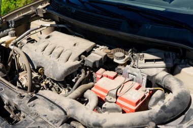 Modern araba motor, kaporta açıktır. Kopyala Yapıştır