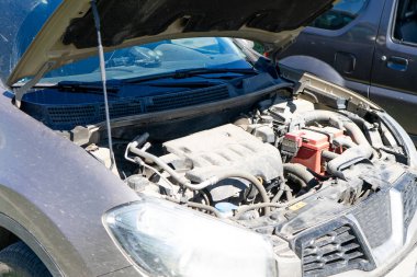 Modern araba motor, kaporta açıktır. Kopyala Yapıştır