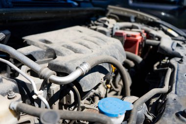 Modern araba motor, kaporta açıktır. Kopyala Yapıştır