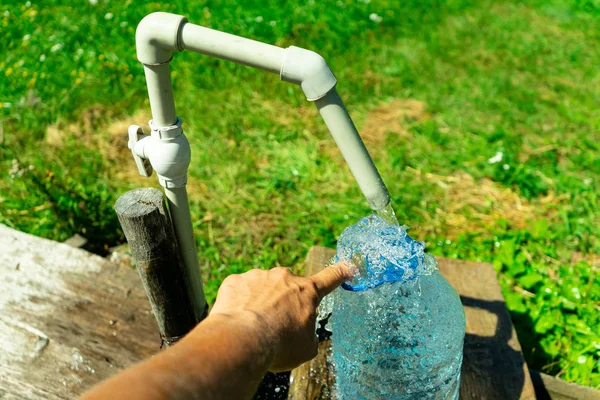 Una Persona Recoge Agua Recipiente — Foto de Stock