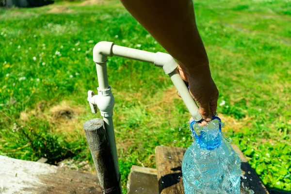 Una Persona Recoge Agua Recipiente — Foto de Stock