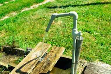 Borudan su akar, dokunun açıktır. Kopyala Yapıştır