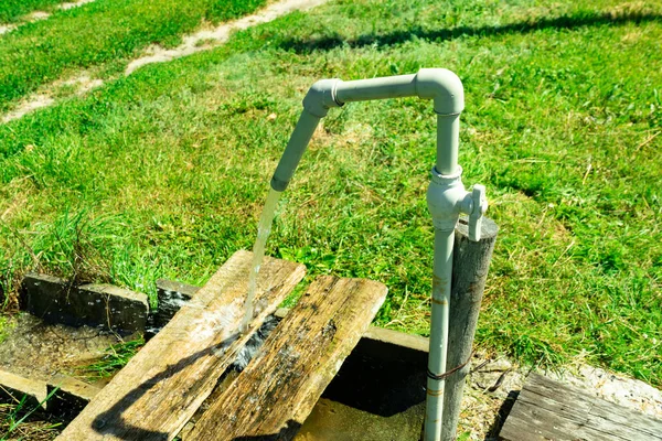 Agua Fluye Tubería Grifo Está Abierto Copiar Pasta — Foto de Stock