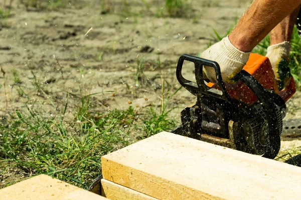 Operaio Sega Una Tavola Legno Della Motosega Costruzione Casa — Foto Stock