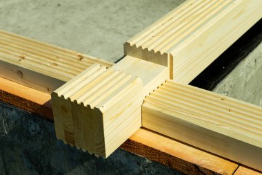 Yapılmış bir ahşap evin inşaat lamine kaplama kereste profilli.