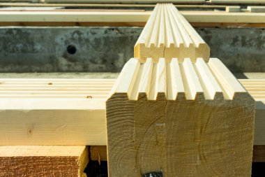 Yapılmış bir ahşap evin inşaat lamine kaplama kereste profilli.