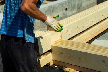 Yapılmış bir ahşap evin inşaat lamine kaplama kereste profilli.