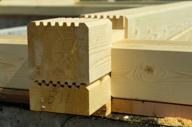 Yapılmış bir ahşap evin inşaat lamine kaplama kereste profilli.