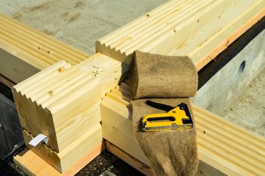 Yapılmış bir ahşap evin inşaat lamine kaplama kereste profilli. Yalıtım altında ahşap döşeme. Kopyala Yapıştır