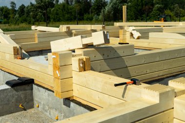 Yapılmış bir ahşap evin inşaat lamine kaplama kereste profilli.