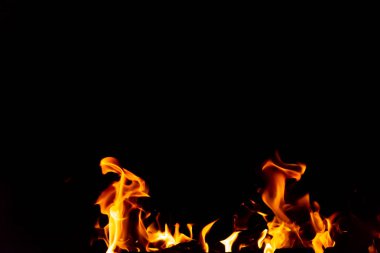 Gece geç saatlerde ızgara kömürlerin yanma gelen yangın alevleri. Kopyala Yapıştır.