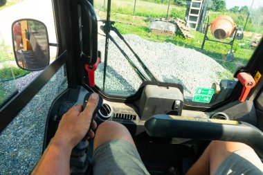 Forklift sürüş. Işleç gözüyle kamyonun kabini.