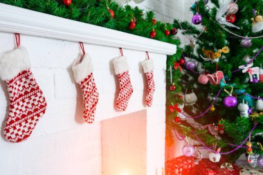 Noel çorap şömine köknar ağacı yakınındaki asılı. Kopyala Yapıştır
