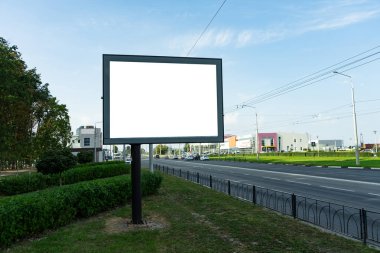 Karayolu, reklam için arka plan yanındaki boş Billboard.