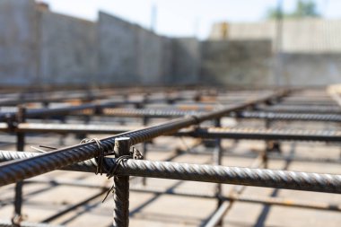 İnşaat demiri ışın kafesi inşaat sitesinde bağla. Betonarme için çelik takviye çubuğu