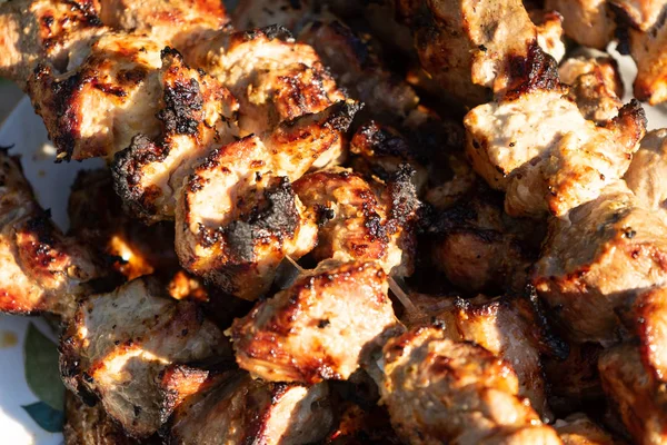 Churrasco Grelhador Pedaços Prontos Carne Espetos — Fotografia de Stock