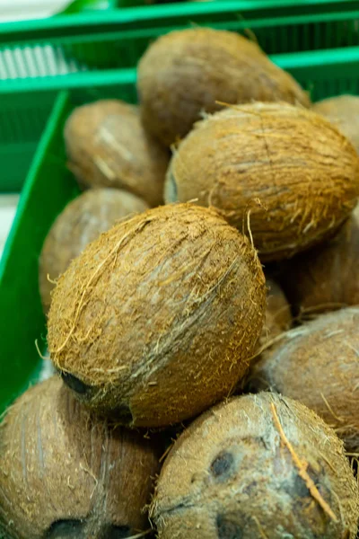 Muitos Cocos Supermercado Muitos Coco Deitado Uma Caixas — Fotografia de Stock