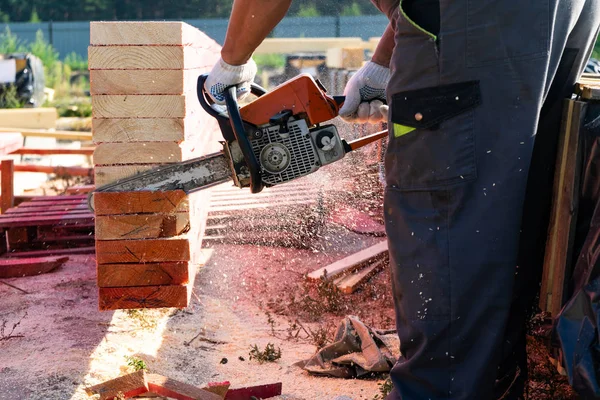 Lavoratore Sega Una Tavola Legno Motosega — Foto Stock