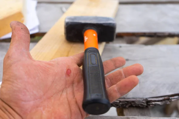 Blister en medio de la palma, trabajo descuidado, no buena seguridad . — Foto de Stock