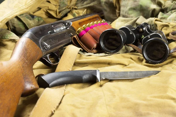 Rifle de caza y municiones se encuentran en el fondo de madera . — Foto de Stock