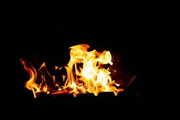 Flames of fire from burning coals in the grill late at night. — Stock Photo, Image