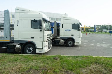 Belgorod, Rusya, 29 Temmuz 2018: İki kamyon. Araba Bayilik Park edilmiş.