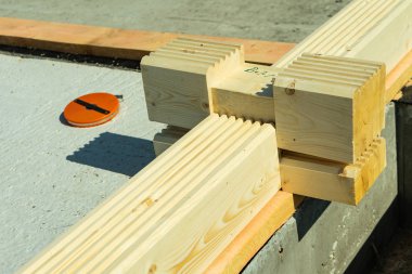 Yapılmış bir ahşap evin inşaat lamine kaplama kereste profilli.